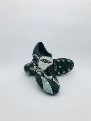 Umbro Stealth Pro - Black/Silver